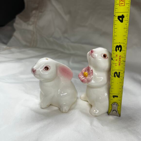 Vintage Salt and Pepper Shakers Rabbits Bunnies Easter Spring Flower Ceramic - Picture 5 of 5